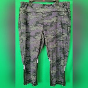 Danskin Womens XL Leggings - Black and Purple Camouflage Exercise Capri Workout
